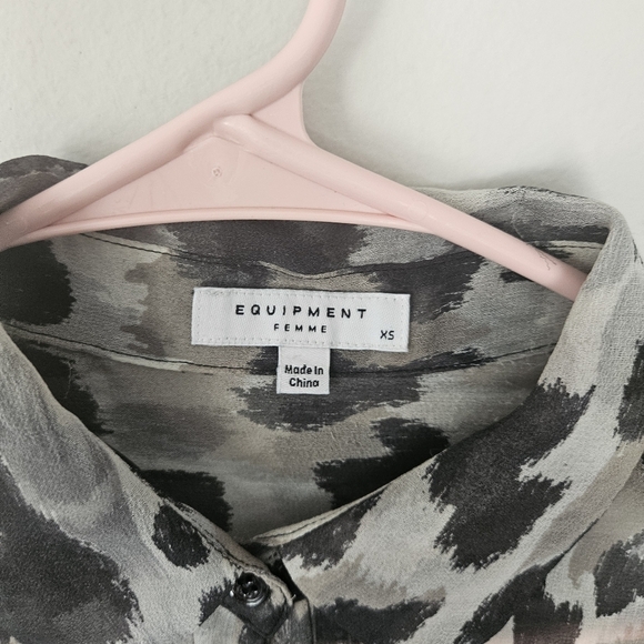 Equipment FEMME Silk Blouse Animal Print Button Down Size Xs Flaw - Picture 5 of 9